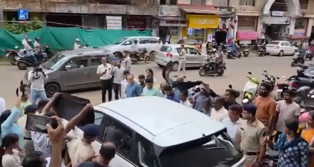 AAP Leaders Showed Black Flags To Power Min Sudhin Dhavalikar At Ponda, Demanding Cancellation Of All High Electricity Bills!*