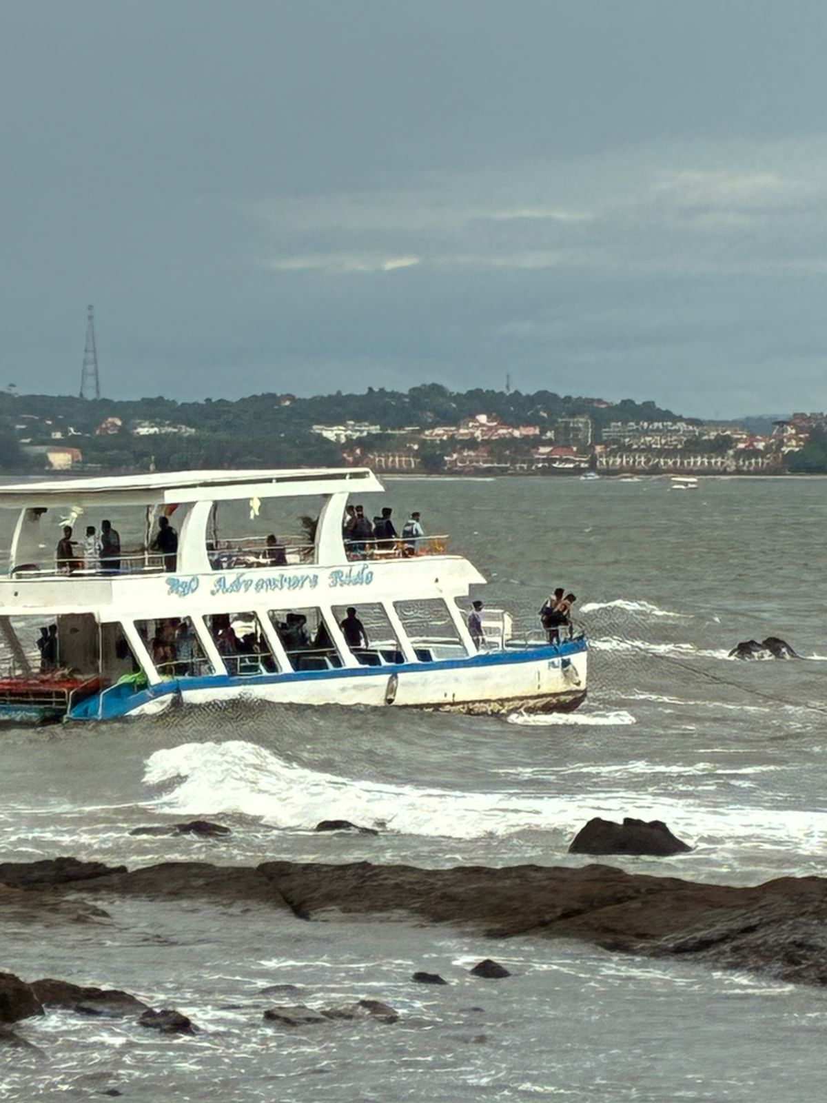 Drishti Marine Lifesavers Rescue 42 Persons as River Cruise Boat operating in Yellow Alert hits rocks off Aguada Bay.