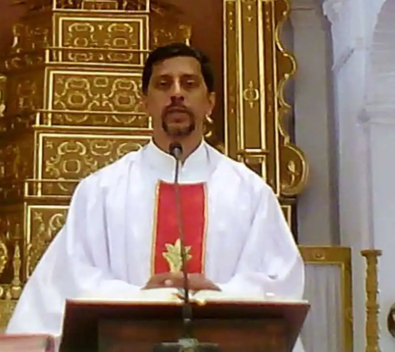 Fr. Bolmax Pereira Suffers Health Scare At Vasco Railway Station.